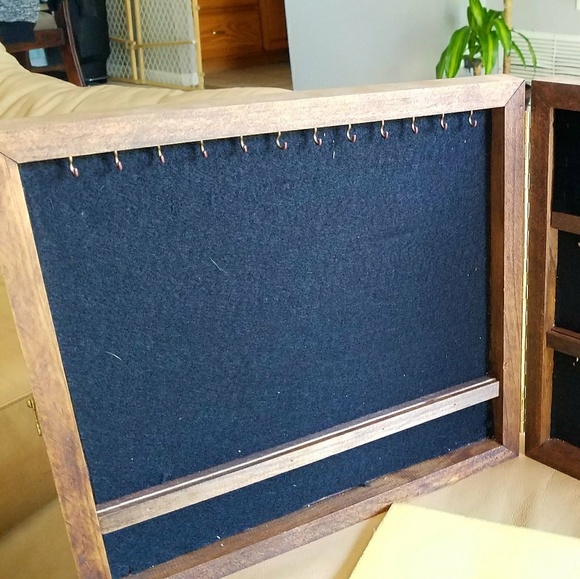 ♦♦SOLD ♦♦Jewelry display case - Picture 2 of 5